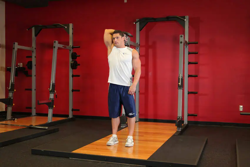 Standing One-Arm Dumbbell Triceps Extension — posisi akhir