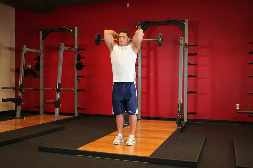 Standing Overhead Barbell Triceps Extension — posisi awal