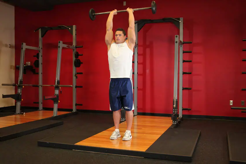 Standing Overhead Barbell Triceps Extension — posisi akhir