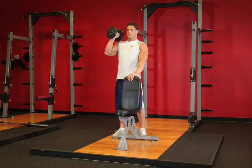 Standing Palm-In One-Arm Dumbbell Press — posisi awal