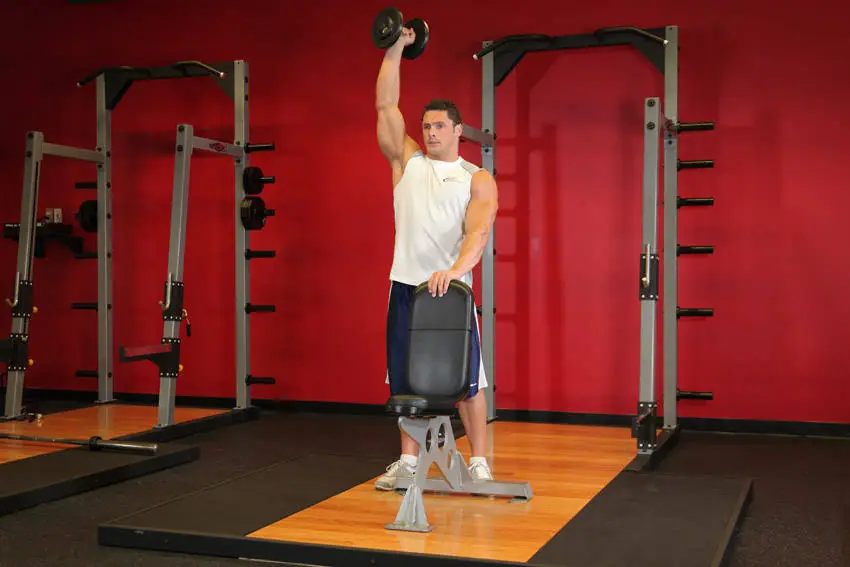 Standing Palm-In One-Arm Dumbbell Press — posisi akhir