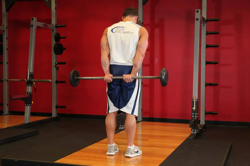 Standing Palms-Up Barbell Behind The Back Wrist Curl — posisi awal