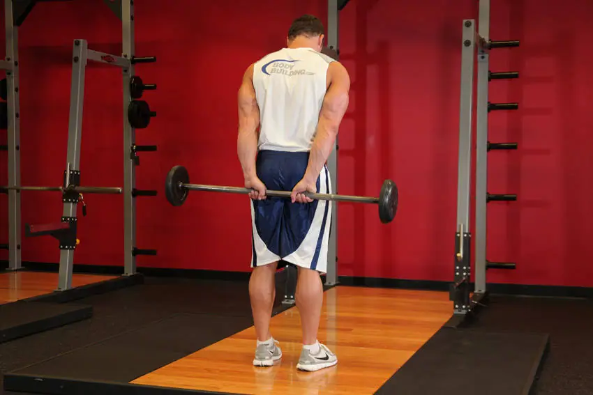 Standing Palms-Up Barbell Behind The Back Wrist Curl — posisi akhir