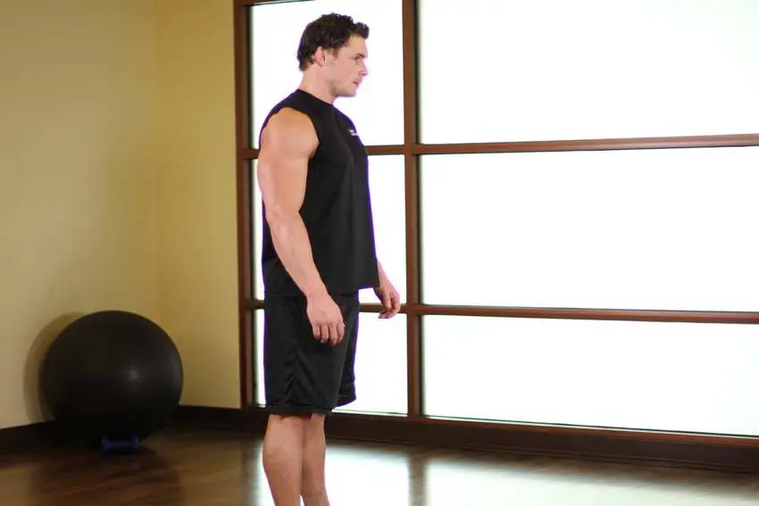 Standing Pelvic Tilt — posisi awal