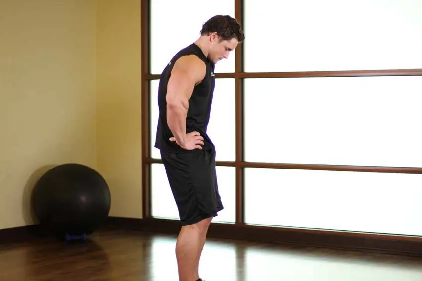 Standing Pelvic Tilt — posisi akhir
