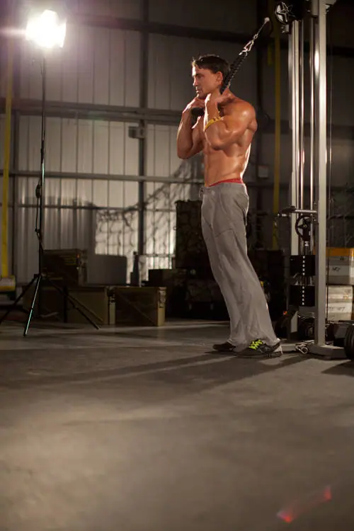 Standing Rope Crunch — posisi awal