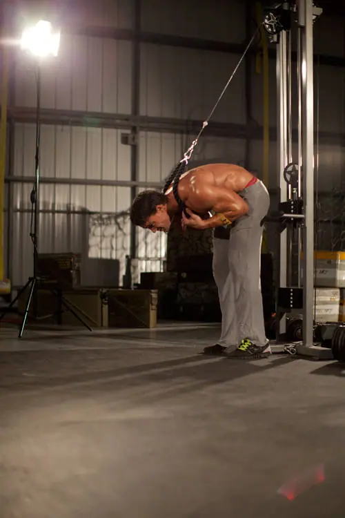 Standing Rope Crunch — posisi akhir