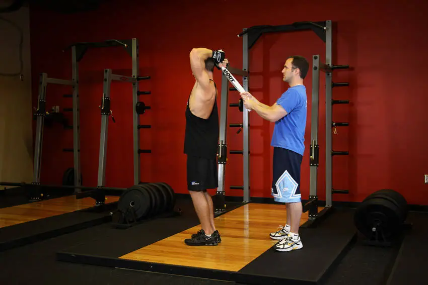 Standing Towel Triceps Extension — posisi awal