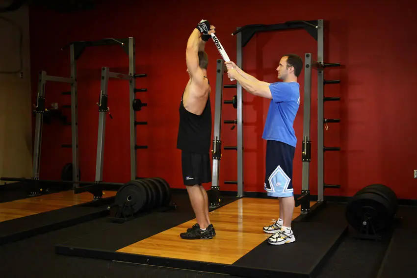 Standing Towel Triceps Extension — posisi akhir