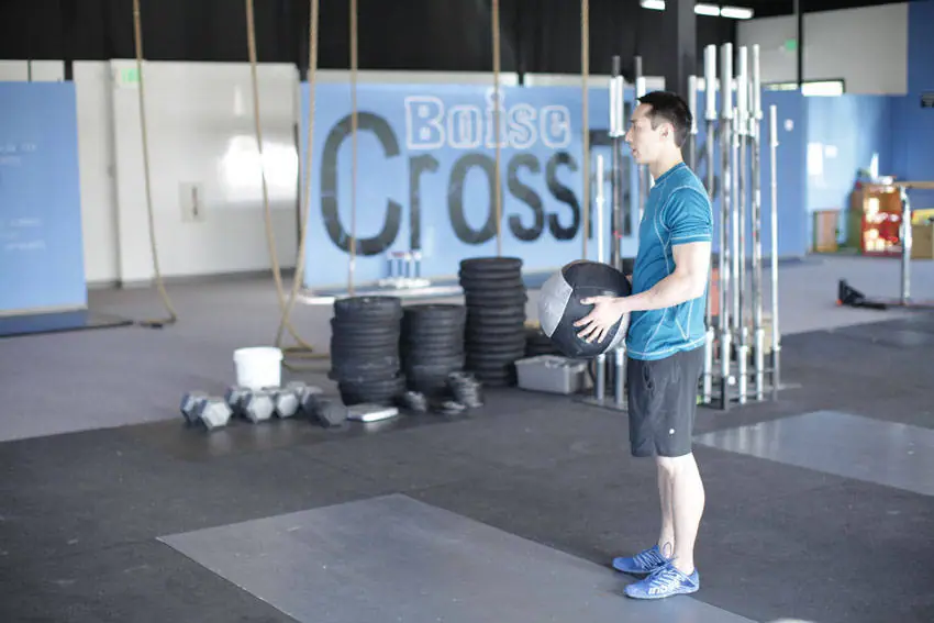 Standing Two-Arm Overhead Throw — posisi awal