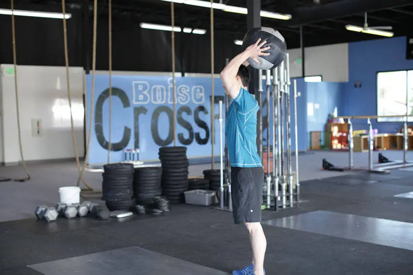 Standing Two-Arm Overhead Throw — posisi akhir