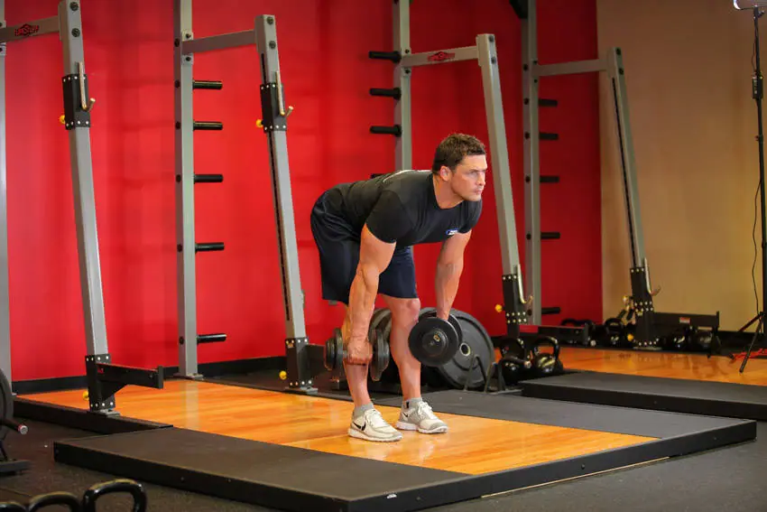 Stiff-Legged Dumbbell Deadlift — posisi akhir