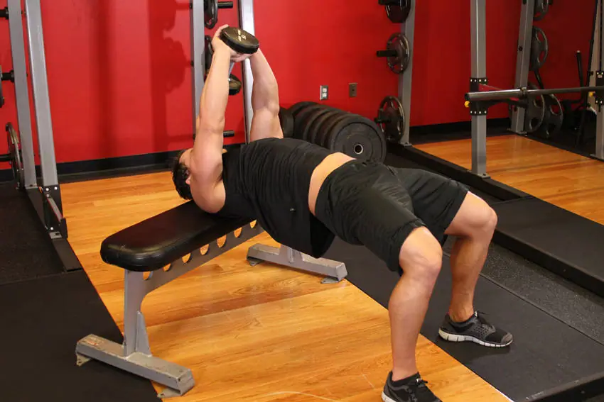 Straight-Arm Dumbbell Pullover — posisi awal
