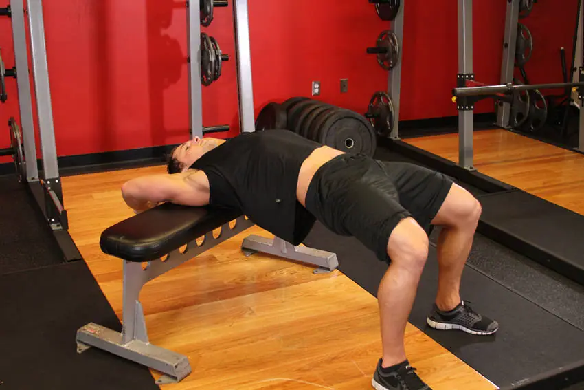 Straight-Arm Dumbbell Pullover — posisi akhir