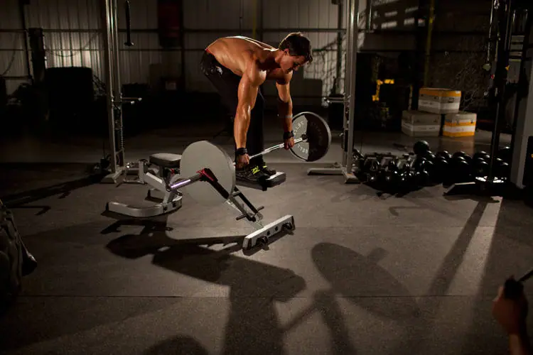 Straight Bar Bench Mid Rows — posisi awal