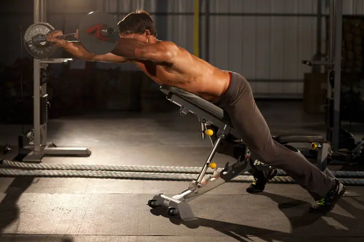 Straight Raises on Incline Bench — posisi akhir