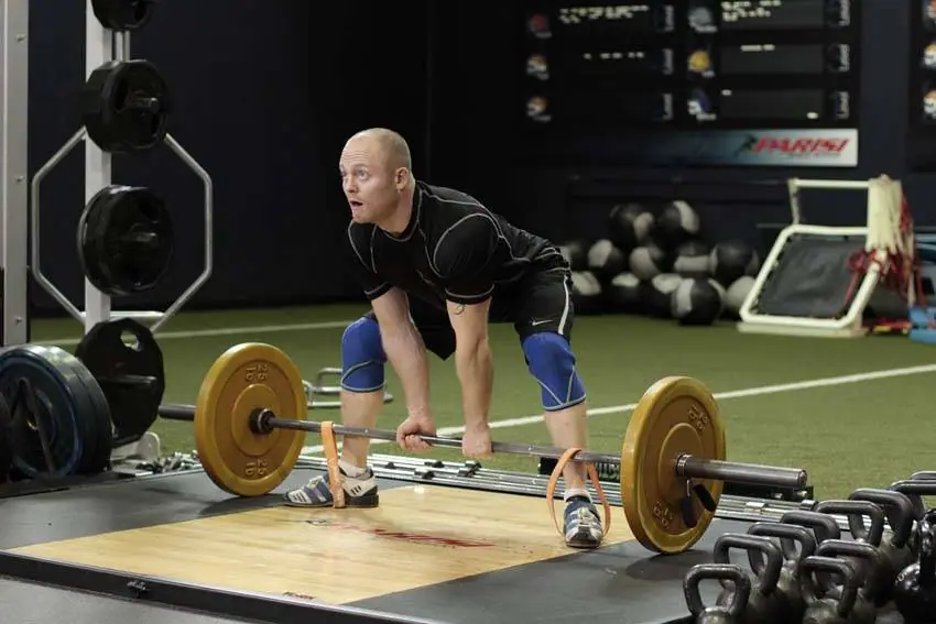 Sumo Deadlift with Bands — posisi awal