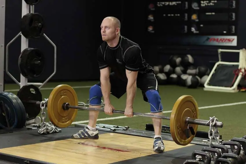 Sumo Deadlift with Chains — posisi awal