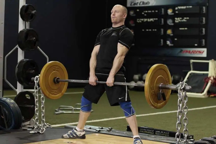 Sumo Deadlift with Chains — posisi akhir