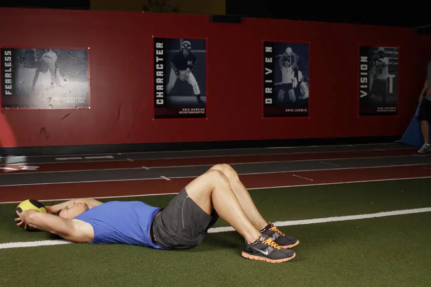 Supine Two-Arm Overhead Throw — posisi awal