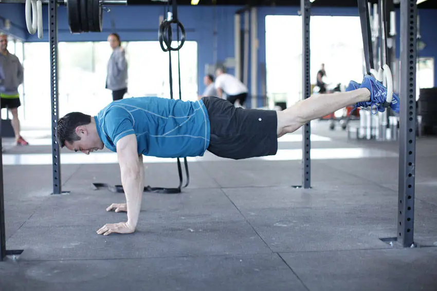 Suspended Reverse Crunch — posisi awal