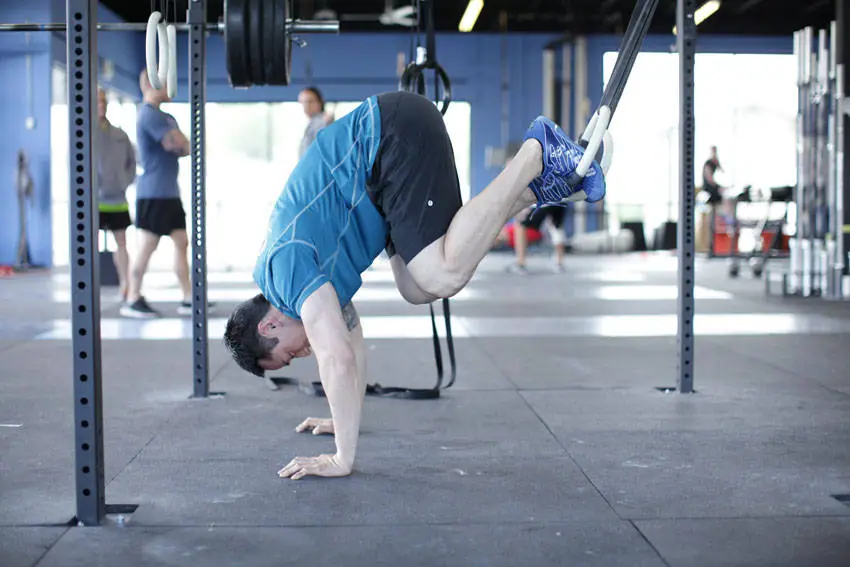 Suspended Reverse Crunch — posisi akhir