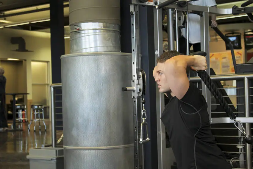 Triceps Overhead Extension with Rope — posisi awal