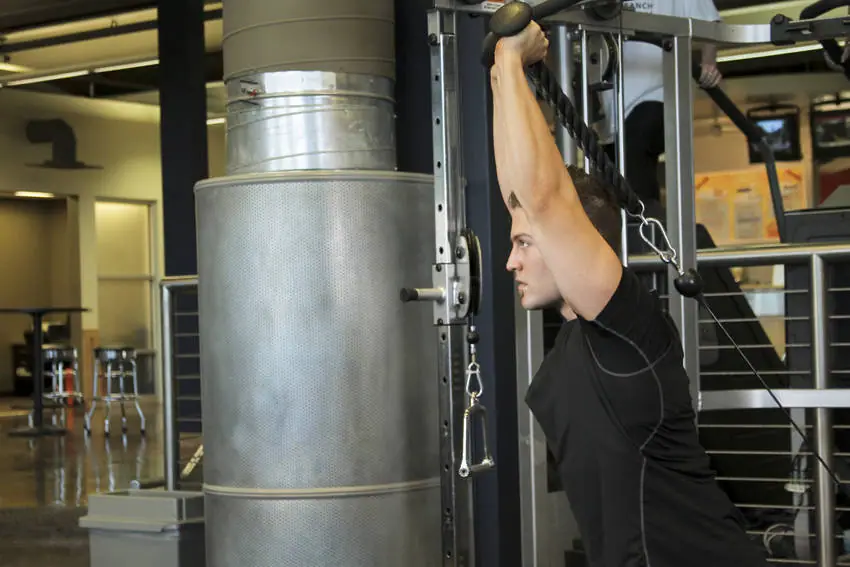 Triceps Overhead Extension with Rope — posisi akhir