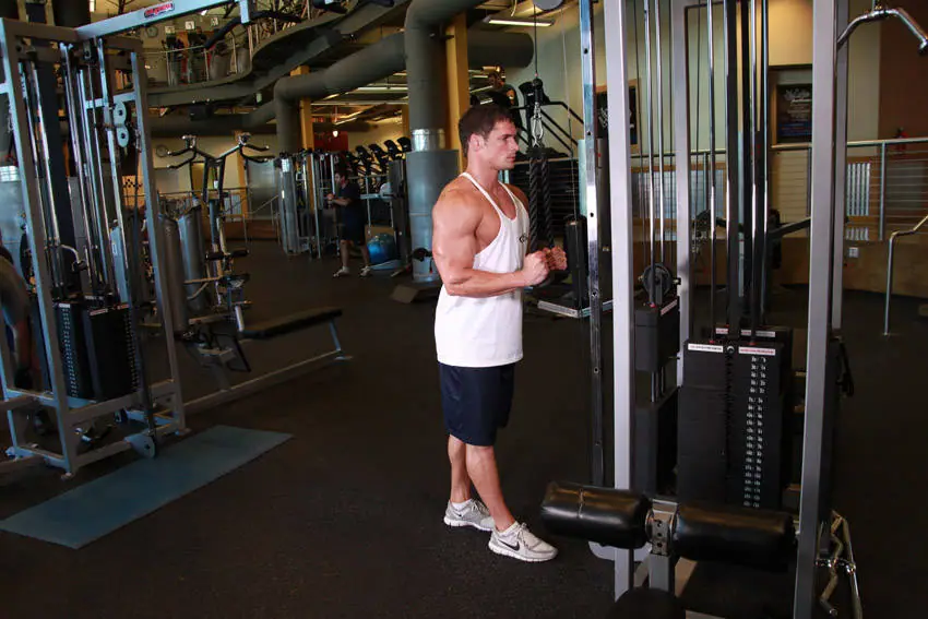 Triceps Pushdown - Rope Attachment — posisi awal