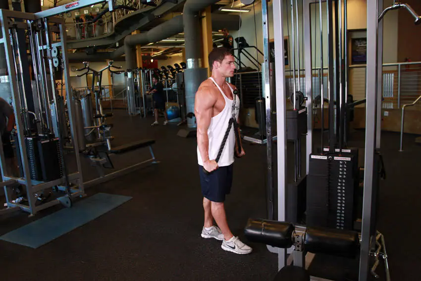 Triceps Pushdown - Rope Attachment — posisi akhir