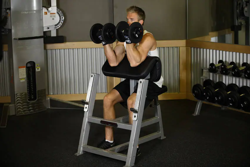 Two-Arm Dumbbell Preacher Curl — posisi akhir