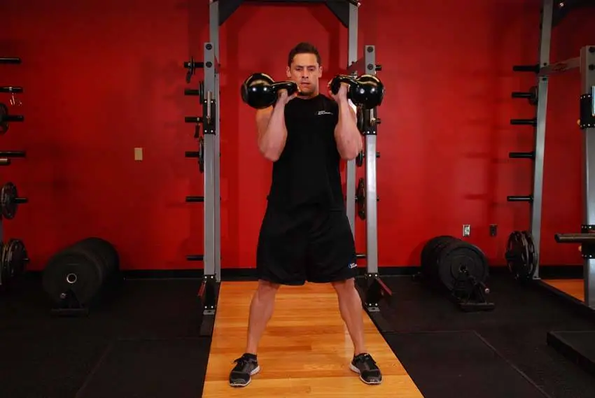 Two-Arm Kettlebell Clean — posisi akhir