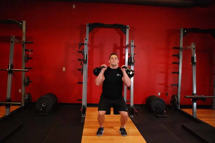 Two-Arm Kettlebell Jerk — posisi awal