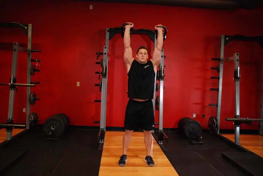 Two-Arm Kettlebell Jerk — posisi akhir
