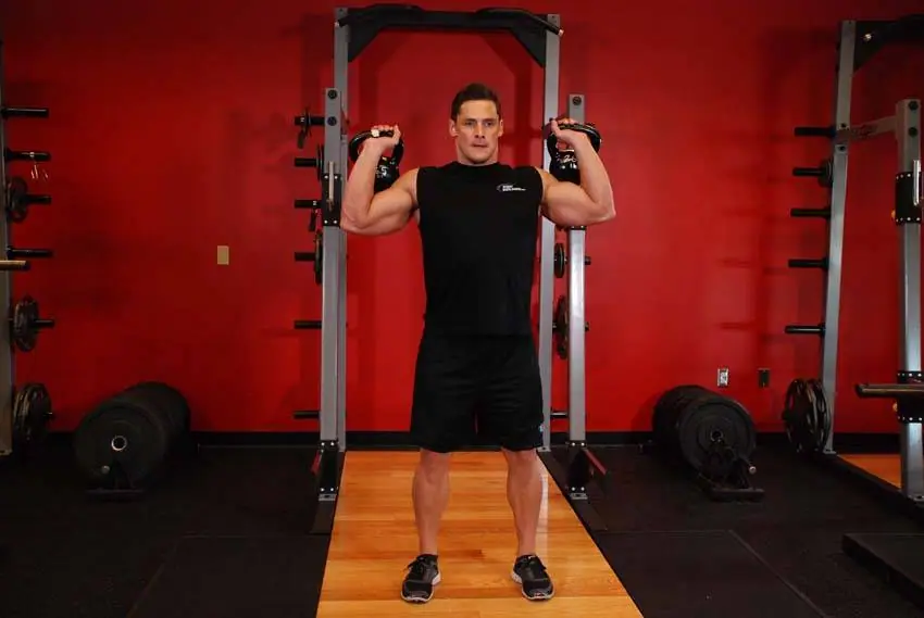 Two-Arm Kettlebell Military Press — posisi awal