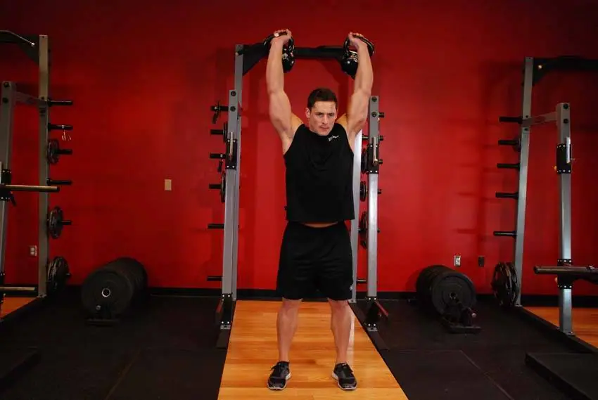 Two-Arm Kettlebell Military Press — posisi akhir