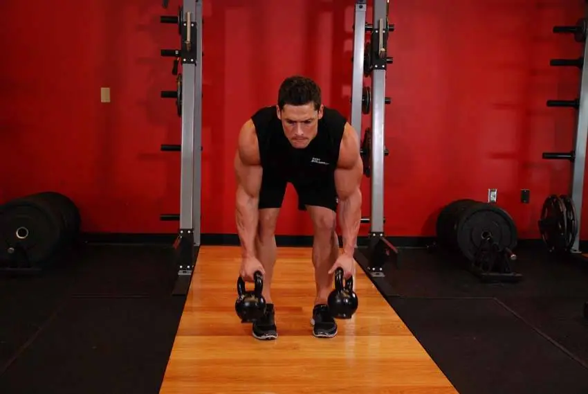Two-Arm Kettlebell Row — posisi awal