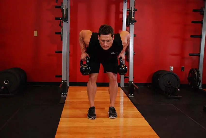Two-Arm Kettlebell Row — posisi akhir