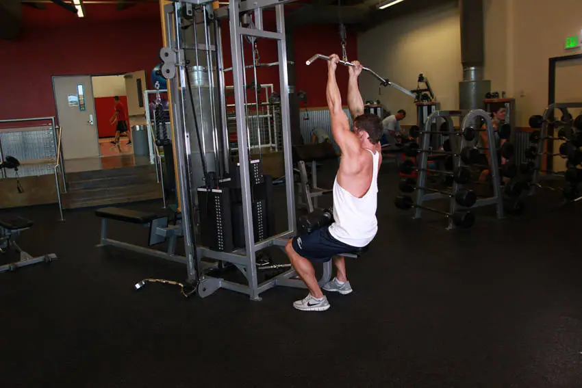 Underhand Cable Pulldowns — posisi awal