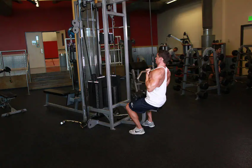 Underhand Cable Pulldowns — posisi akhir