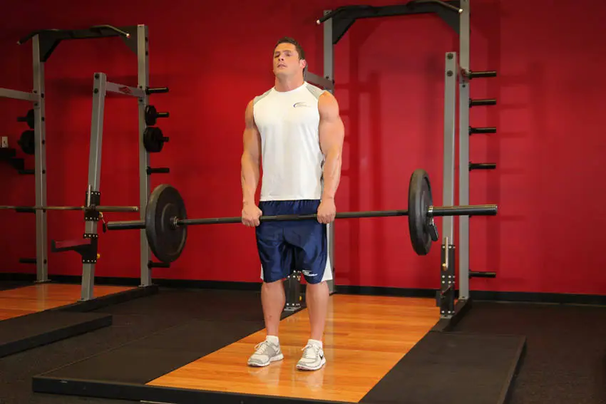 Upright Barbell Row — posisi akhir
