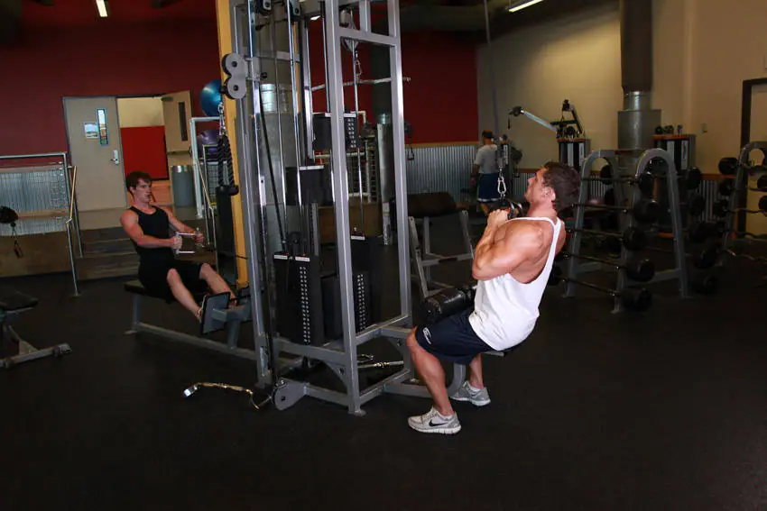 V-Bar Pulldown — posisi awal