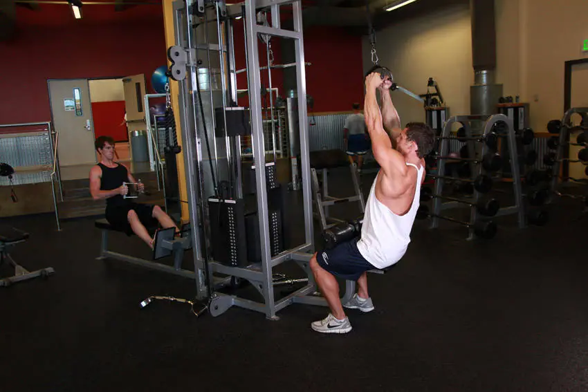 V-Bar Pulldown — posisi akhir