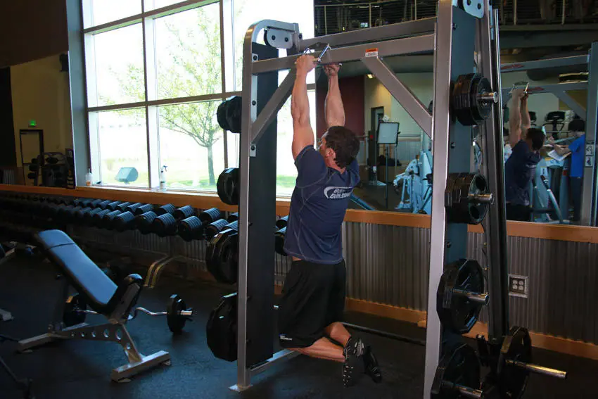 V-Bar Pullup — posisi akhir
