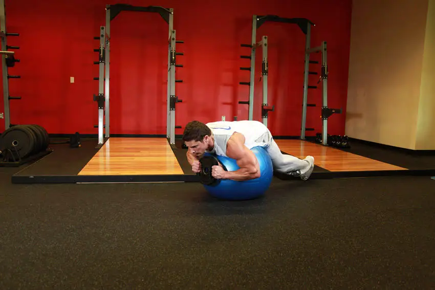 Weighted Ball Hyperextension — posisi awal