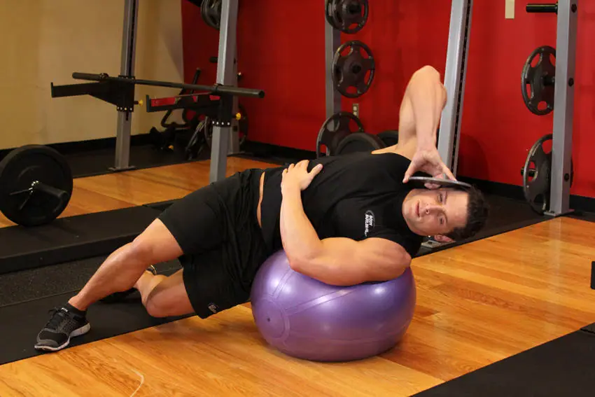 Weighted Ball Side Bend — posisi awal