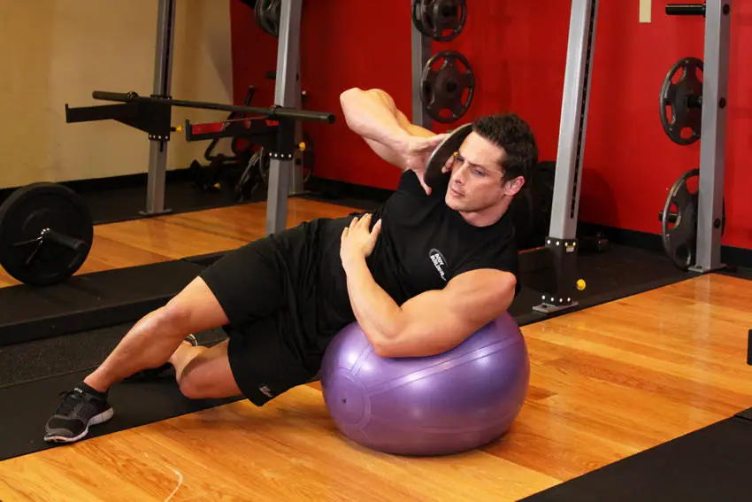 Weighted Ball Side Bend — posisi akhir