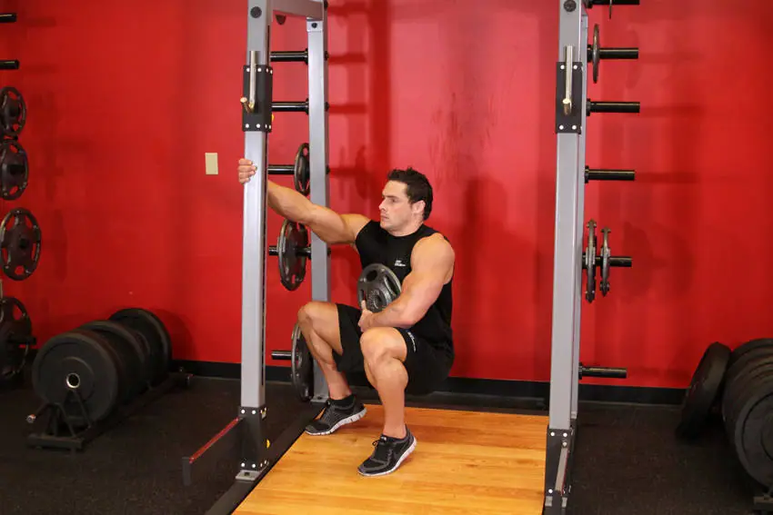 Weighted Sissy Squat — posisi akhir