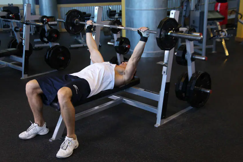 Wide-Grip Barbell Bench Press — posisi awal