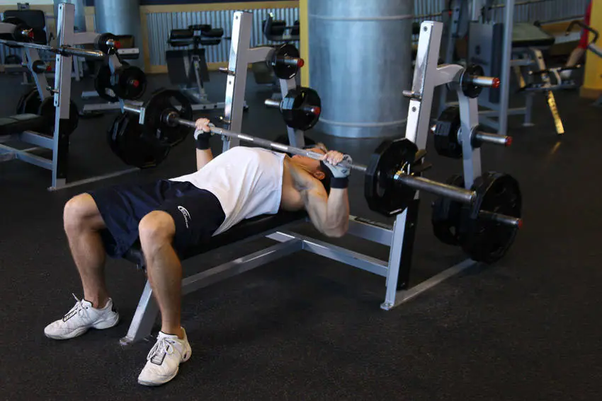 Wide-Grip Barbell Bench Press — posisi akhir